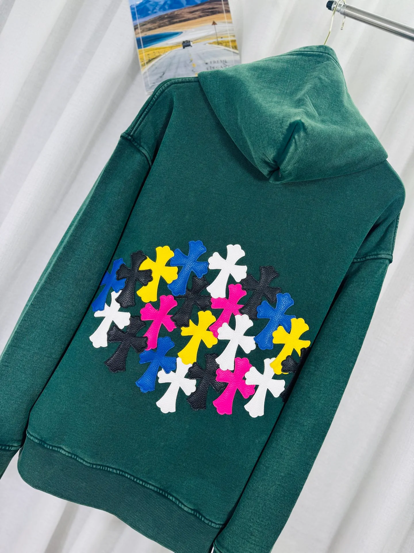 P330 top version, real shot without P, ​​different from market currency) 𝗖𝗵𝗿𝗼𝗺𝗲 𝗛𝗲𝗮𝗿𝘁𝘀/Cro Heart 2025 washed and burned flower patch embroidered autumn and winter new original single counter American veneer 3D three-dimensional couple casual hooded sweatshirt 👑The highest version! Customized fabric 480g tripe terry fabric! American acid-washed and distressed original fabric, laser burning + leather embroidery, exquisite embroidery of letters! The best-selling model in the counter, very comfortable to wear. Accessories: original molded and authenticated collar label➕100% silk wash label. Genuine purchase-grade original hangtag➕matching hanging rope➕3D hanging beads➕original packaging bag. Craftsmanship: The original version has consistent wiring! The highest version of the armhole matching technique! Color: Black Green Size: S M L XL Style No.: 9337